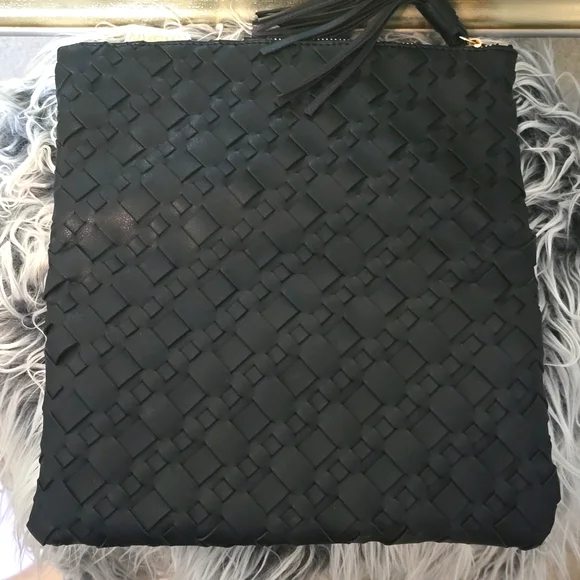 ❣️5 /$25 Urban Expressions Black Woven Clutch with Gold Chain - Picture 4 of 7
